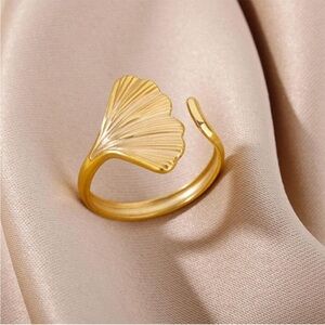 Anthropologie Gold Gail Shell Ring